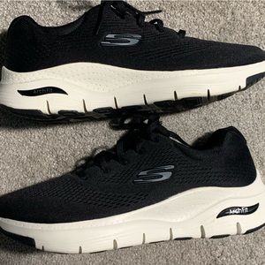 Skechers ArchFit wide fit size 8.5. Worn only a few times. Great for walking!